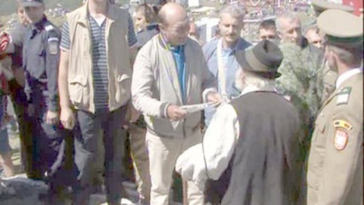 Băsescu, baie de mulţime la Târgul de fete de pe Muntele Găina